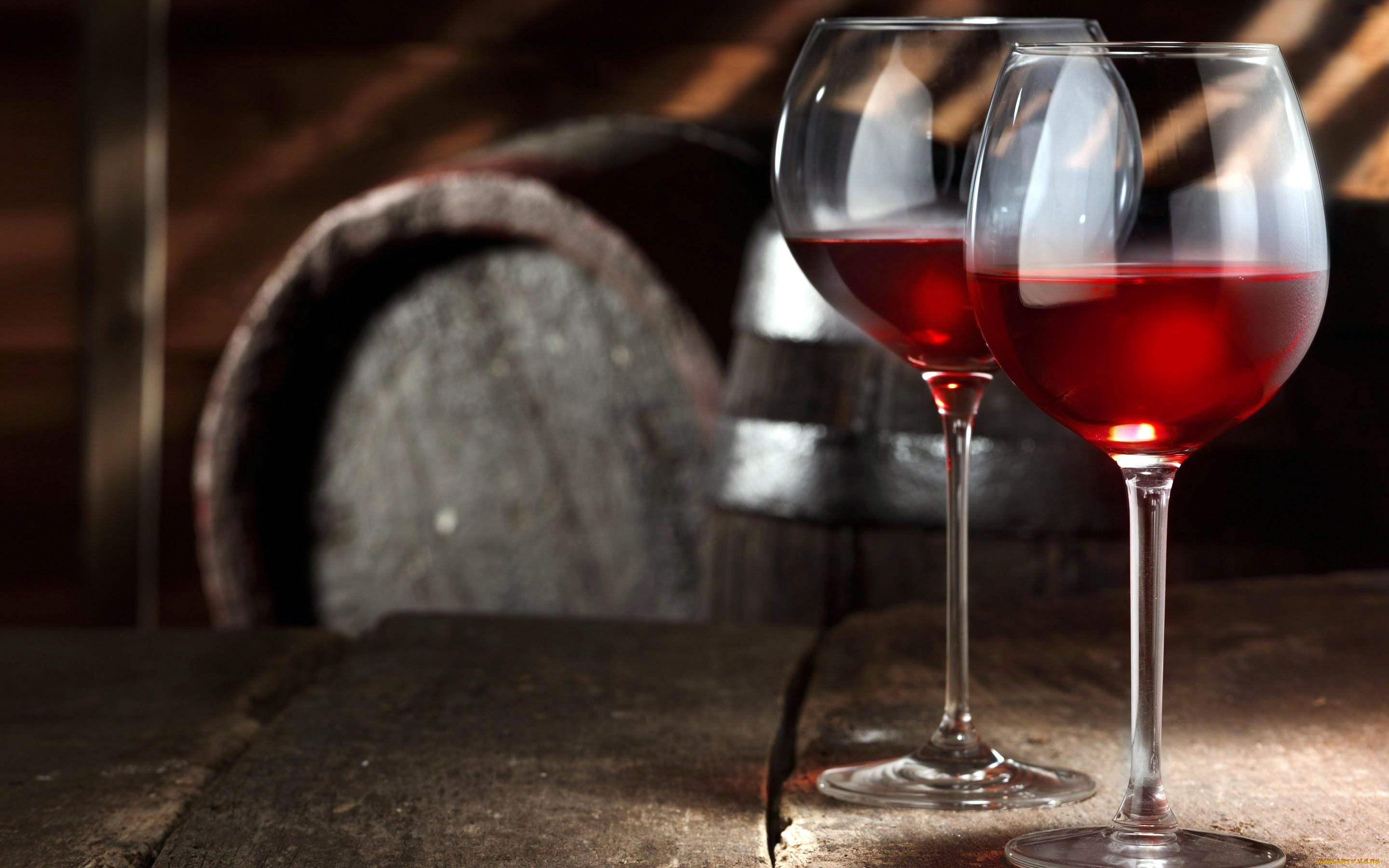 Бокал вина на столе. Красное вино. Бокал с вином. Бокал красного вина. Красное вино в бокале.